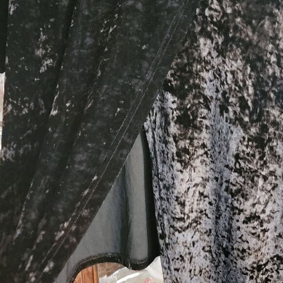 NWOT Boutique Black Velvet slit Back shirt - Picture 9 of 11